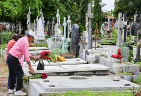 Familias nicaragüenses visitan a sus files difuntos en los distintos cementerios del país