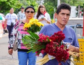 Familias nicaragüenses visitan a sus files difuntos en los distintos cementerios del país