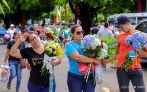 Familias nicaragüenses visitan a sus files difuntos en los distintos cementerios del país