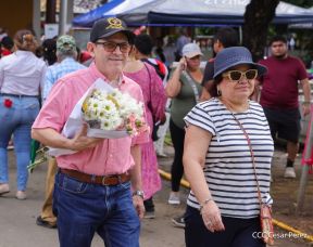 Familias nicaragüenses visitan a sus files difuntos en los distintos cementerios del país