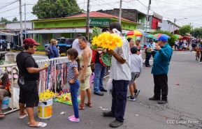 Familias nicaragüenses visitan a sus files difuntos en los distintos cementerios del país