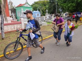 Familias nicaragüenses visitan a sus files difuntos en los distintos cementerios del país