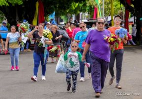 Familias nicaragüenses visitan a sus files difuntos en los distintos cementerios del país