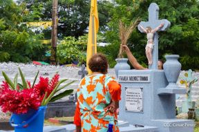 Familias nicaragüenses visitan a sus files difuntos en los distintos cementerios del país