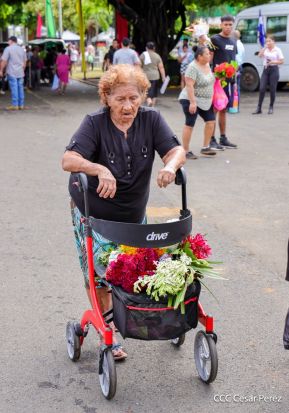 Familias nicaragüenses visitan a sus files difuntos en los distintos cementerios del país
