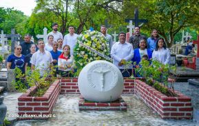 Familias nicaragüenses visitan a sus files difuntos en los distintos cementerios del país
