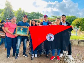 Familias nicaragüenses visitan a sus files difuntos en los distintos cementerios del país