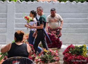 Familias nicaragüenses visitan a sus files difuntos en los distintos cementerios del país