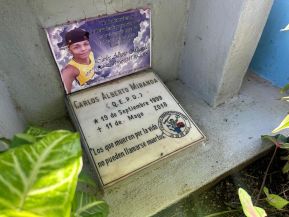 Familias nicaragüenses visitan a sus files difuntos en los distintos cementerios del país