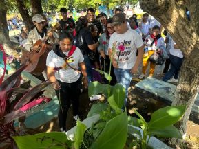 Familias nicaragüenses visitan a sus files difuntos en los distintos cementerios del país