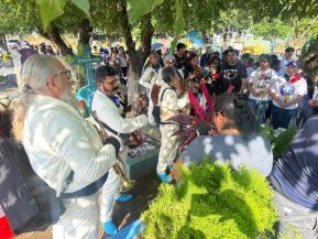 Familias nicaragüenses visitan a sus files difuntos en los distintos cementerios del país