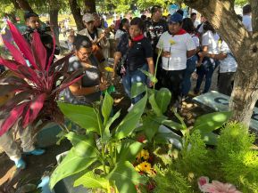Familias nicaragüenses visitan a sus files difuntos en los distintos cementerios del país