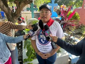 Familias nicaragüenses visitan a sus files difuntos en los distintos cementerios del país