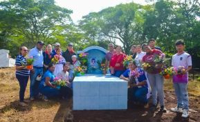 Familias nicaragüenses visitan a sus files difuntos en los distintos cementerios del país