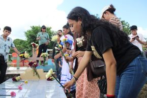Familias nicaragüenses visitan a sus files difuntos en los distintos cementerios del país