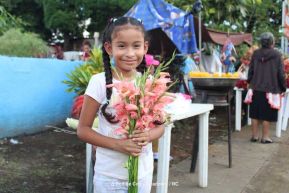 Familias nicaragüenses visitan a sus files difuntos en los distintos cementerios del país