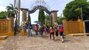 Familias nicaragüenses visitan a sus files difuntos en los distintos cementerios del país