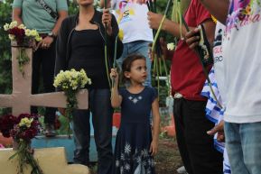 Familias nicaragüenses visitan a sus files difuntos en los distintos cementerios del país