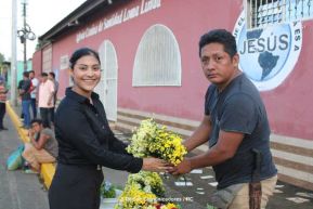 Familias nicaragüenses visitan a sus files difuntos en los distintos cementerios del país