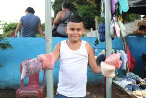 Familias nicaragüenses visitan a sus files difuntos en los distintos cementerios del país