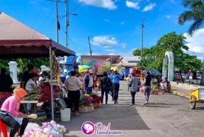 Familias nicaragüenses visitan a sus files difuntos en los distintos cementerios del país