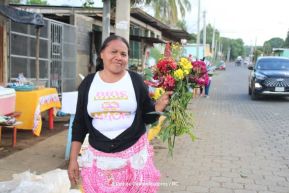 Familias nicaragüenses visitan a sus files difuntos en los distintos cementerios del país
