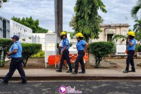 Familias nicaragüenses visitan a sus files difuntos en los distintos cementerios del país