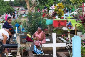 Familias nicaragüenses visitan a sus files difuntos en los distintos cementerios del país