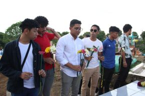 Familias nicaragüenses visitan a sus files difuntos en los distintos cementerios del país