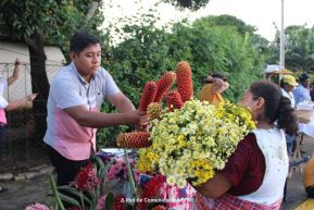 Familias nicaragüenses visitan a sus files difuntos en los distintos cementerios del país