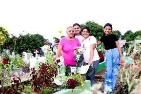 Familias nicaragüenses visitan a sus files difuntos en los distintos cementerios del país