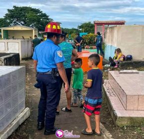 Familias nicaragüenses visitan a sus files difuntos en los distintos cementerios del país
