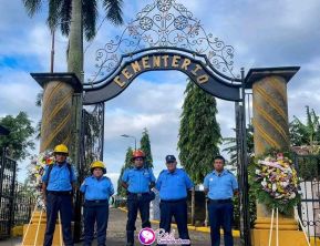 Familias nicaragüenses visitan a sus files difuntos en los distintos cementerios del país