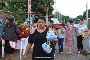 Familias nicaragüenses visitan a sus files difuntos en los distintos cementerios del país
