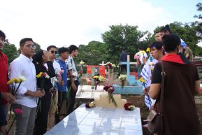 Familias nicaragüenses visitan a sus files difuntos en los distintos cementerios del país