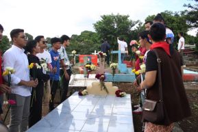 Familias nicaragüenses visitan a sus files difuntos en los distintos cementerios del país