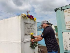 Familias nicaragüenses visitan a sus files difuntos en los distintos cementerios del país