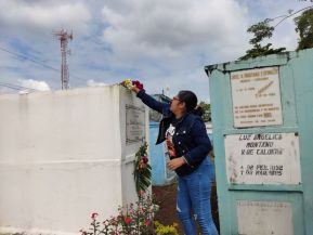 Familias nicaragüenses visitan a sus files difuntos en los distintos cementerios del país