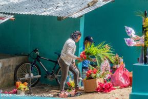 Familias nicaragüenses visitan a sus files difuntos en los distintos cementerios del país