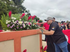 Familias nicaragüenses visitan a sus files difuntos en los distintos cementerios del país