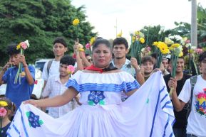Familias nicaragüenses visitan a sus files difuntos en los distintos cementerios del país