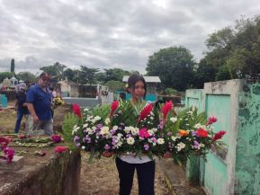 Familias nicaragüenses visitan a sus files difuntos en los distintos cementerios del país