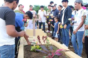 Familias nicaragüenses visitan a sus files difuntos en los distintos cementerios del país