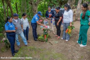 Familias nicaragüenses visitan a sus files difuntos en los distintos cementerios del país