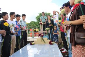 Familias nicaragüenses visitan a sus files difuntos en los distintos cementerios del país