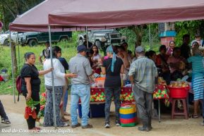 Familias nicaragüenses visitan a sus files difuntos en los distintos cementerios del país