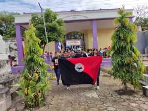 Familias nicaragüenses visitan a sus files difuntos en los distintos cementerios del país