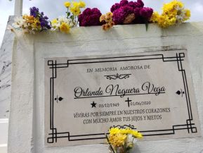 Familias nicaragüenses visitan a sus files difuntos en los distintos cementerios del país