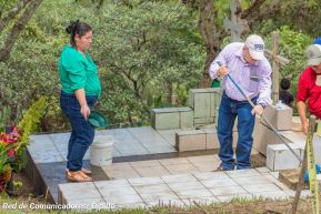 Familias nicaragüenses visitan a sus files difuntos en los distintos cementerios del país