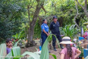 Familias nicaragüenses visitan a sus files difuntos en los distintos cementerios del país